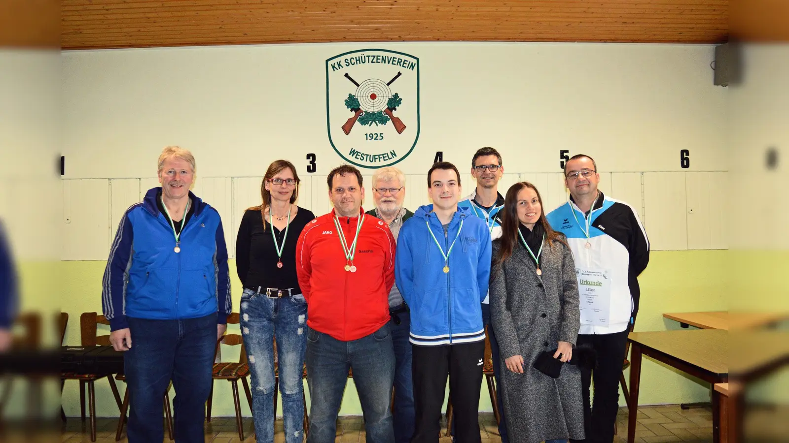 Sieger des Schießsportwochenendes in Westuffeln (v.l.)s: Manfred Gerlach (Haldorf), Korinna Sander (Settmarshausen), Sascha Kraß (Hegelsberg-Vellmar), Peter Guder (Hegelsberg-Vellmar), Dennis Welsch (Eibelshausen), Oliver Frank (Baunatal), Anna Piskunova (Baunatal) und Alexander Hoss (Baunatal). (Foto: Foto: privat)