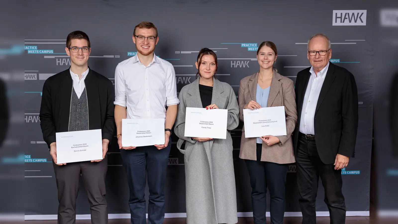 Die Preisträger (v.l.n.r.) Dennis Schöer, Johannes Backsmann, Florida Thaqi und Lara Klatte mit Stiftungsgründer Gerhard Kemp (Foto: HAWK)