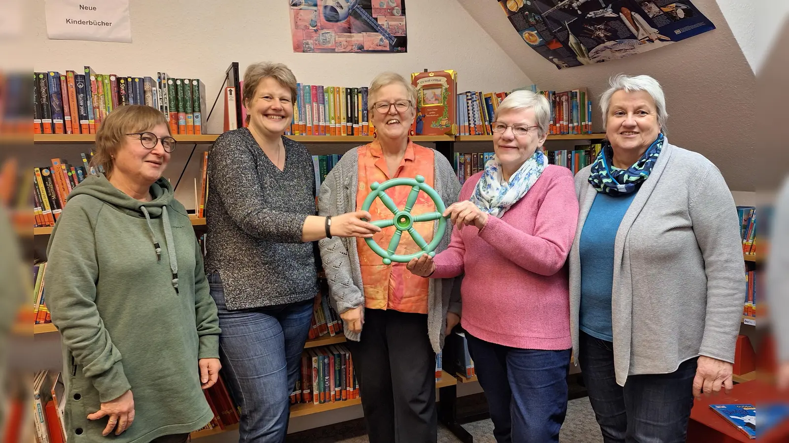 Irmgard Sadri (Mitte) übergibt das Steuer der Bücherei Brakel an das neue Leitungsteam (v.l.): Monica Hoormann, Andrea Held, Irmgard Sadri, Maria Künneke und Elisabeth Klatt. (Foto: privat)