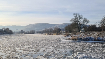 Der Dezember: nach ersten stärkeren Frösten und mehreren Tagen mit Dauerfrost gab es auf der Weser die ersten, aber auch einzigen Eisschollen des Jahres 2022 (Foto: Frank Matthias)