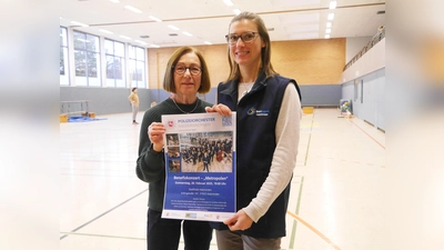 Die Vorfreude auf das Benefizkonzert des Polizeiorchesters Niedersachsen ist groß bei Irmgard Schrader (links) und Jennifer Janele von der Sportjugend Holzminden. (Foto: Schwannecke / Kreissportbund Holzminden)