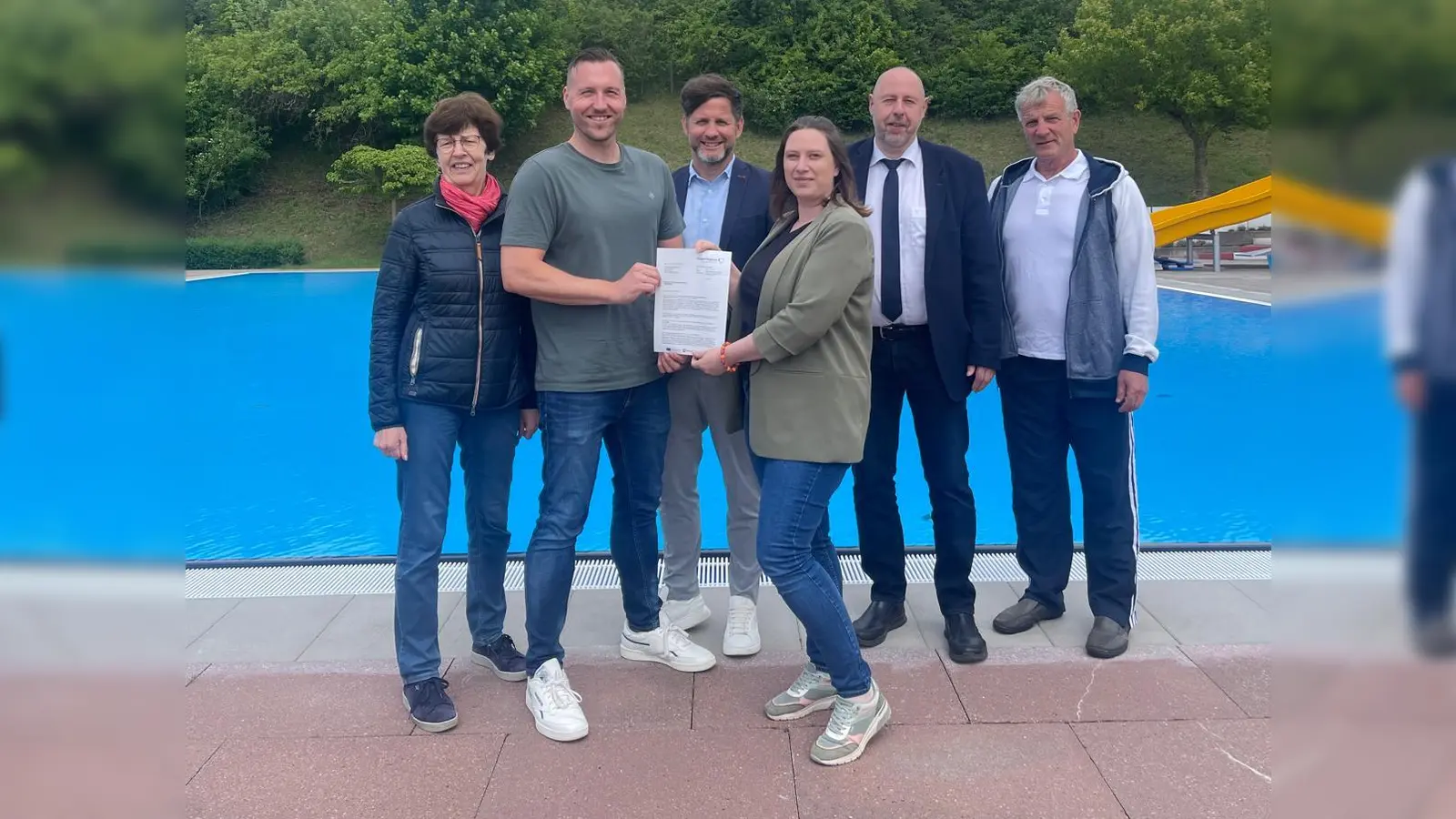 Übergabe im Freibad Stadtoldendorf (v.l.): Heike Wehenkel, Florian Anders, Tino Wenkel, Trisha Daniel, Wolfgang Anders und André Schmidt  (Foto: Landkreis Holzminden)