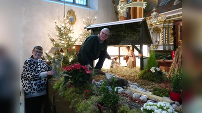 Nach dem Sonntagsgottesdienst am dritten Advent haben Helga und Johannes Gritzo Maria und Josef und auch den Engel zur Krippe geholt. Mit viel Liebe zum Detail setzt das Küsterehepaar Jahr für Jahr das Geschehen der Heiligen Nacht in Szene.  (Foto: Kirchengemeinde Corvey)