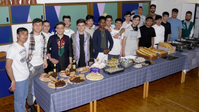 Strahlende Gesichter gab es beim Zuckerfest in der Jugendbildungsstätte Fürstenberg: Den Großteil der Speisen haben die Jugendlichen selbst zubereitet. (Foto: Schwannecke/Projekt Begegnung)