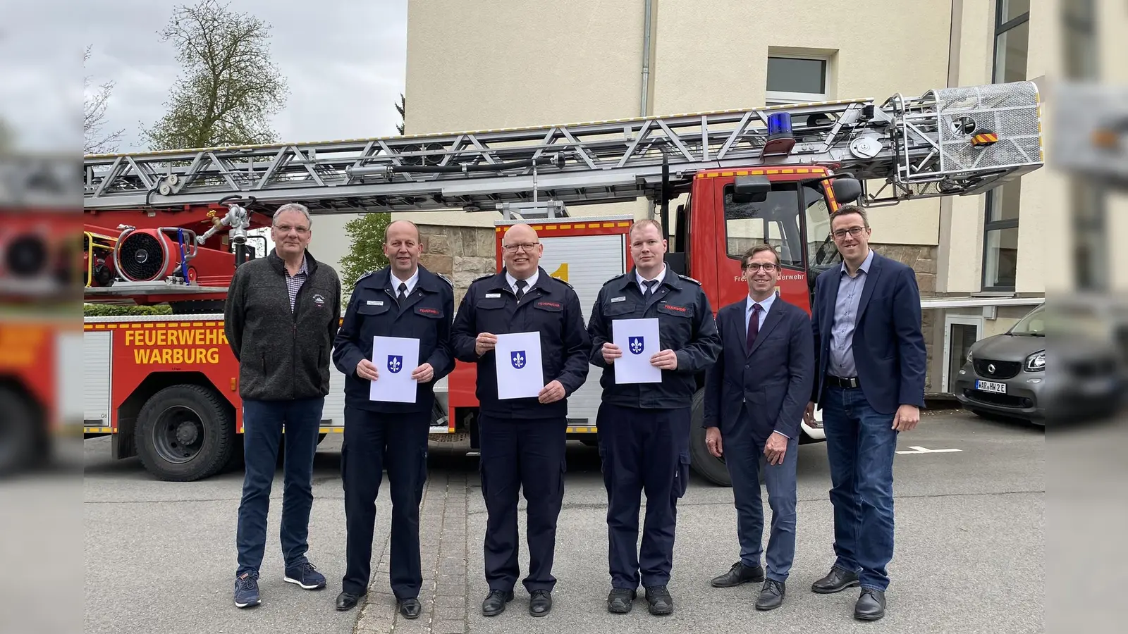 (v.l.) Wolfgang Voss (Leitung Fachbereich Ordnung und Soziales), Reiner Vössing (erster stellvertretender Leiter der Feuerwehr), Jürgen Rabbe (Leiter der Feuerwehr), Christoph Fuest (zweiter stellvertretender Leiter der Feuerwehr), Bürgermeister Tobias Scherf und der erste Beigeordnete Andreas Niggemeyer.<br>  (Foto: Stadt Warburg)