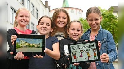 Freuen sich auf viele interessierte Viertklässlerinnen und Viertklässler sowie deren Eltern (v.l.): Hanna, Lotta, Marlene, Emilia und Hannah aus der 5b des Gymnasiums Brede. (Foto: Kai Hasenbein)