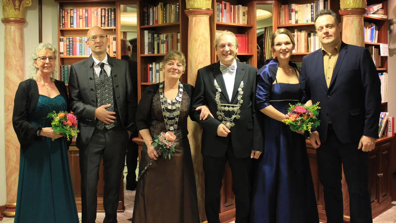 Die Volksmajestäten (v.l.): Bestdame Angela Menke, Bestmann André Volke, Volkskönigin Michaela Hesse, Volkskönig Manfred Menke † , Bestdame Nadia Volke, Bestmann Daniel Zarnitz. (Foto: privat)