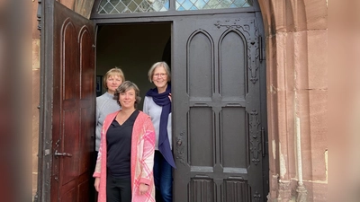 DIe Koordinatorin der Hospizbewegung Monika Gertel-Schulz (l.), 2. Vorsitzenden Ulrike Menn (r.) und Pfarrerin Patrizia Müller (vorne). (Foto: privat)