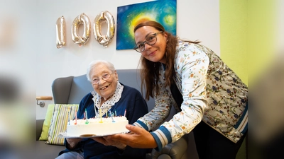 Gemeinsam mit den Mitarbeitern und Gästen der Tagespflege des St. Josef Seniorenhauses der KHWE feiert Emma Fimmel ihren 100. Geburtstag. Mit dabei ist auch Betreuungskraft Marion Brus-Warneke. (Foto: KHWE)