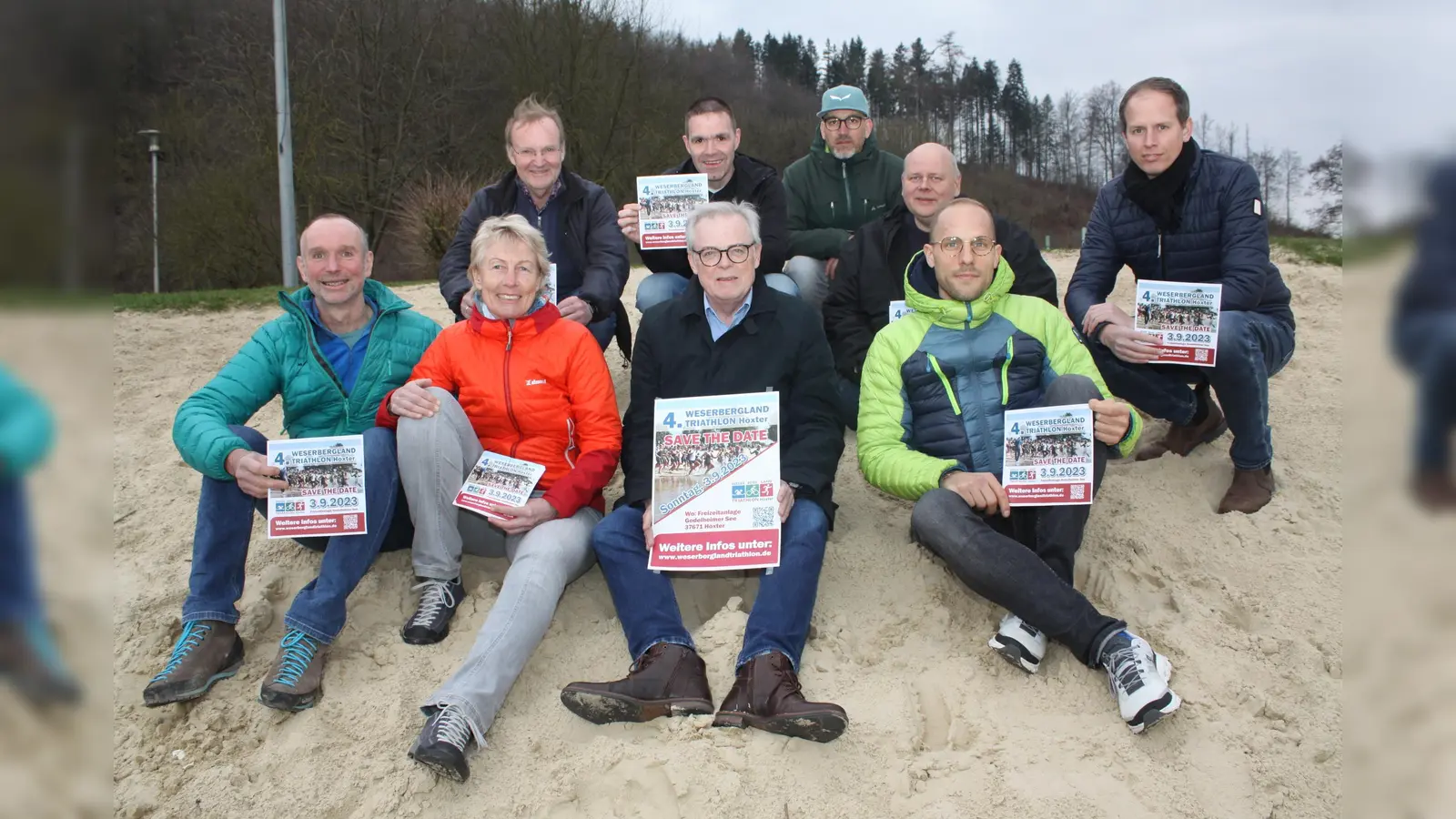 Die Vorfreude auf den vierten Weserbergland-Triathlon ist groß bei (v.u.l.): Lars Koch, Gabi Menke (beide SSV Wehrden), Kreisdirektor Klaus Schumacher, Benjamin Krog (SSV Wehrden), sowie (hinten v.l.) Johannes Leßmann (Kreis Höxter), Roland Vornholt (Kreis Höxter), Stephan Berg (Stadt Höxter), Thorsten Schiller (Geschäftsführer Kreissportbund) und Christian Schrader (Kreis Höxter). (Foto: Kreis Höxter)