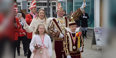 Zum Auftakt des Weiberkarnevals erobert Brakel Radau den goldenen Schlüssel des Rathauses. (Foto: Marc Otto)