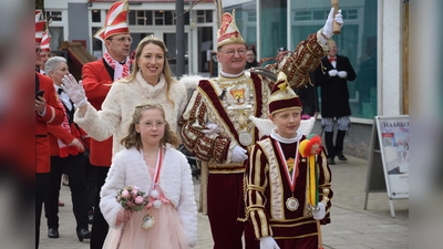 Zum Auftakt des Weiberkarnevals erobert Brakel Radau den goldenen Schlüssel des Rathauses. (Foto: Marc Otto)