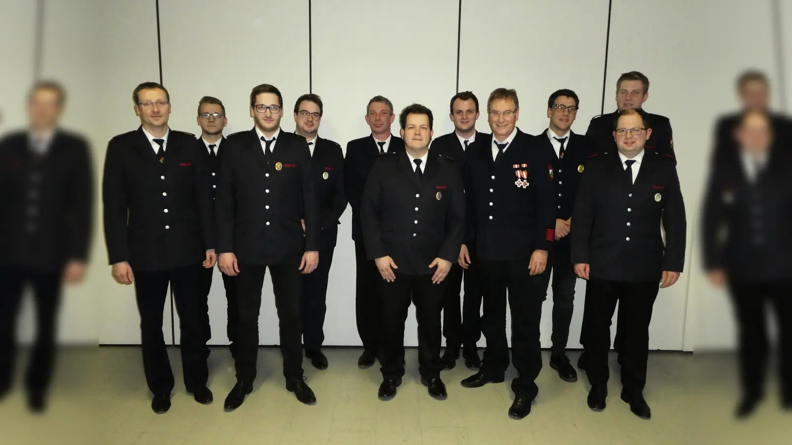 Geehrte und Beförderte: (v.l.) Stellv. Leiter der Feuerwehr Markus Knipping, Kevin Eichmann, Marcel Eichmann, Dominik Wulf, ehem. stellv. Löschgruppenführer Thomas Kröger, Löschgruppenführer Marc Vössing, kommissarischer stellv. Löschgruppenführer Lukas Hilleke, Robert Schauf, Klaus Even, Daniel Hartmann, stellv. Löschgruppenführer Markus Schlick. (Foto: Foto: Daniel Hartmann, Feuerwehr Beverungen)