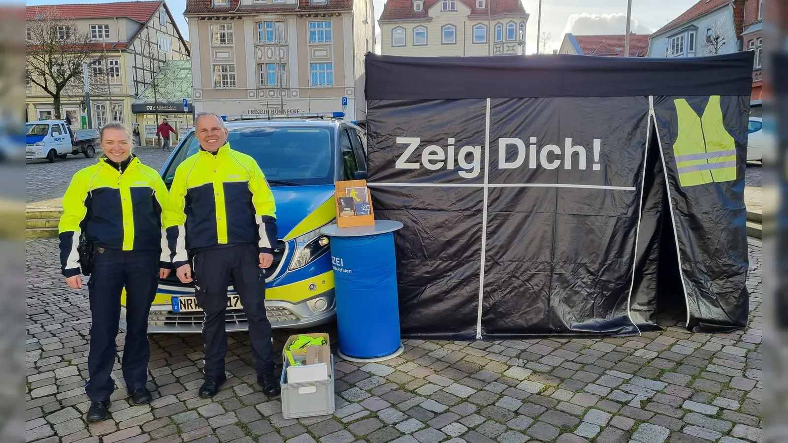 Die Verkehrssicherheitsberater der Kreispolizeibehörde Höxter Pia Jungmann und Thomas Kruse hatten das Dunkelzelt auf dem Marktplatz in Warburg aufgebaut. (Foto: Kreispolizeibehörde Höxter)