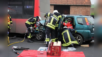 Ungebremst fuhr ein PKW auf den stehenden Bus auf. (Foto: Foto: FW Calden)