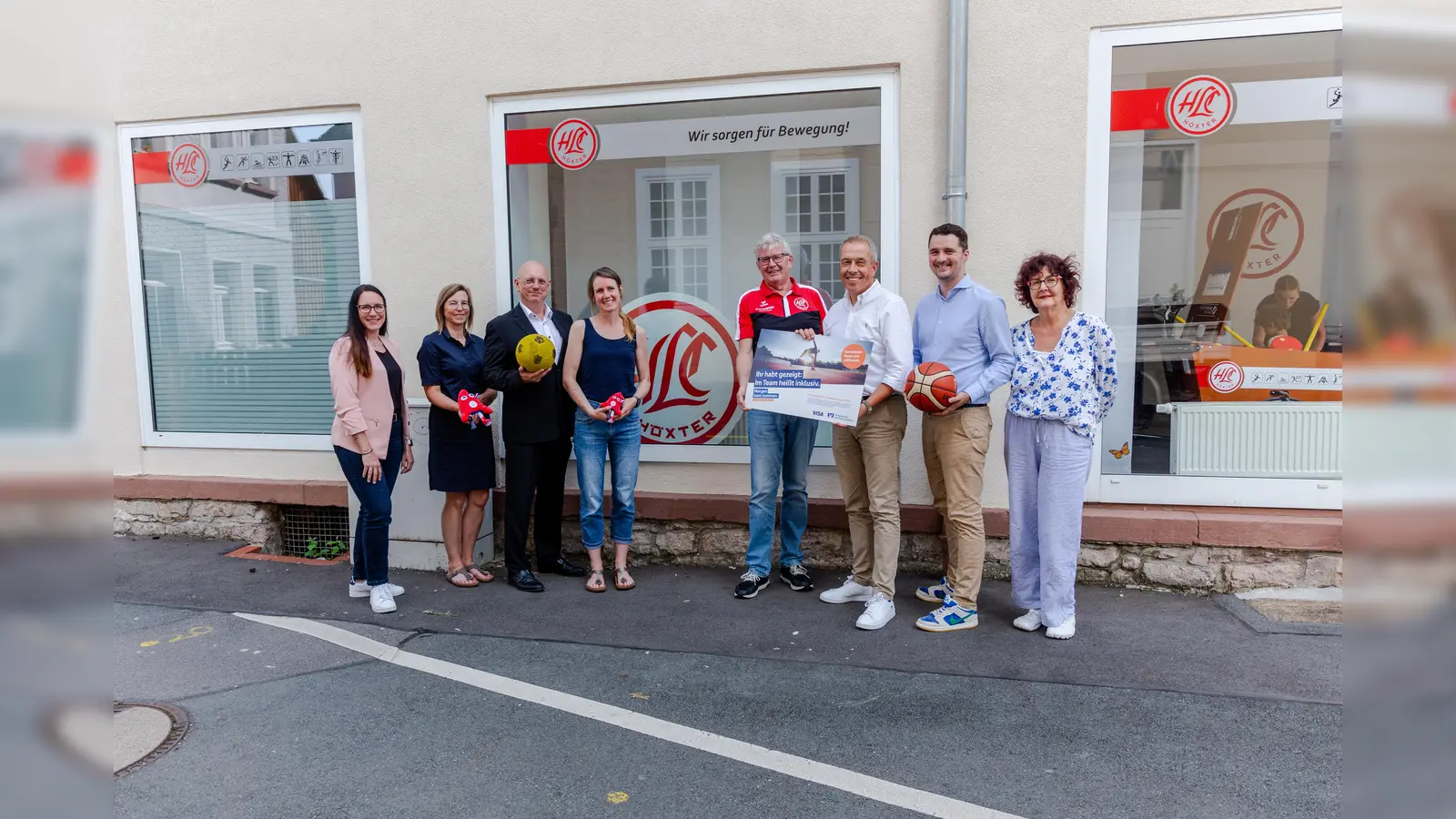 Judoka-Abteilung feiert den Gewinn und freut sich über die Viewing Party. Mitglieder des HLC nehmen den Preis als Erfolg für ihre integrative Arbeit des Vereins freudig entgegen. Von Links nach rechts: Sandra Brandt (Vereinigte Volksbank eG), Susanne Hosch (HLC Höxter), Michael Ogrodowski (DZ BANK), Anna Moritz (HLC Höxter) Herman Nutt (HLC Höxter), Birger Kriwet (Vereinigte Volksbank eG), Martin Naucke (VISA), Brita Jäger (HLC Höxter). (Foto: privat)