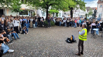 Die Schulgemeinschaft auf dem Kellerplatz. (Foto: Gymnasium Beverungen)