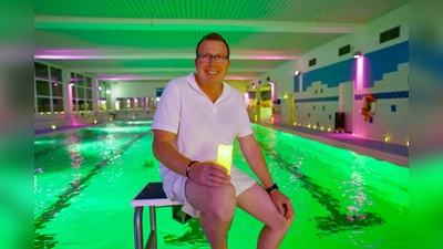 Bernd Willeke und das ganze Bäderteam freuen sich auf das Candlelight-Schwimmen (Foto: Stadt Brakel)