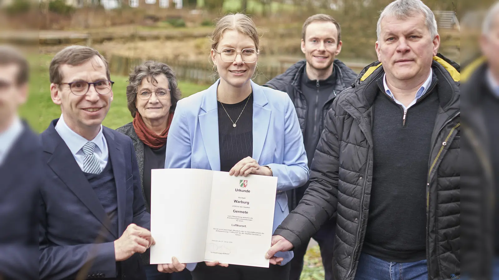 Für weitere zehn Jahre Luftkurort Germete: Im Brunnenmuseum nahmen (v.l.) Bürgermeister Tobias Scherf, Touristiker Lucas Lambracht und Ortsvorsteher Thomas Vonde die Urkunde entgegen, die Christina Hoppe und Marion Schostag-Grondorf von der Bezirksregierung Detmold überbrachten. (Foto: Stefan Bönning)