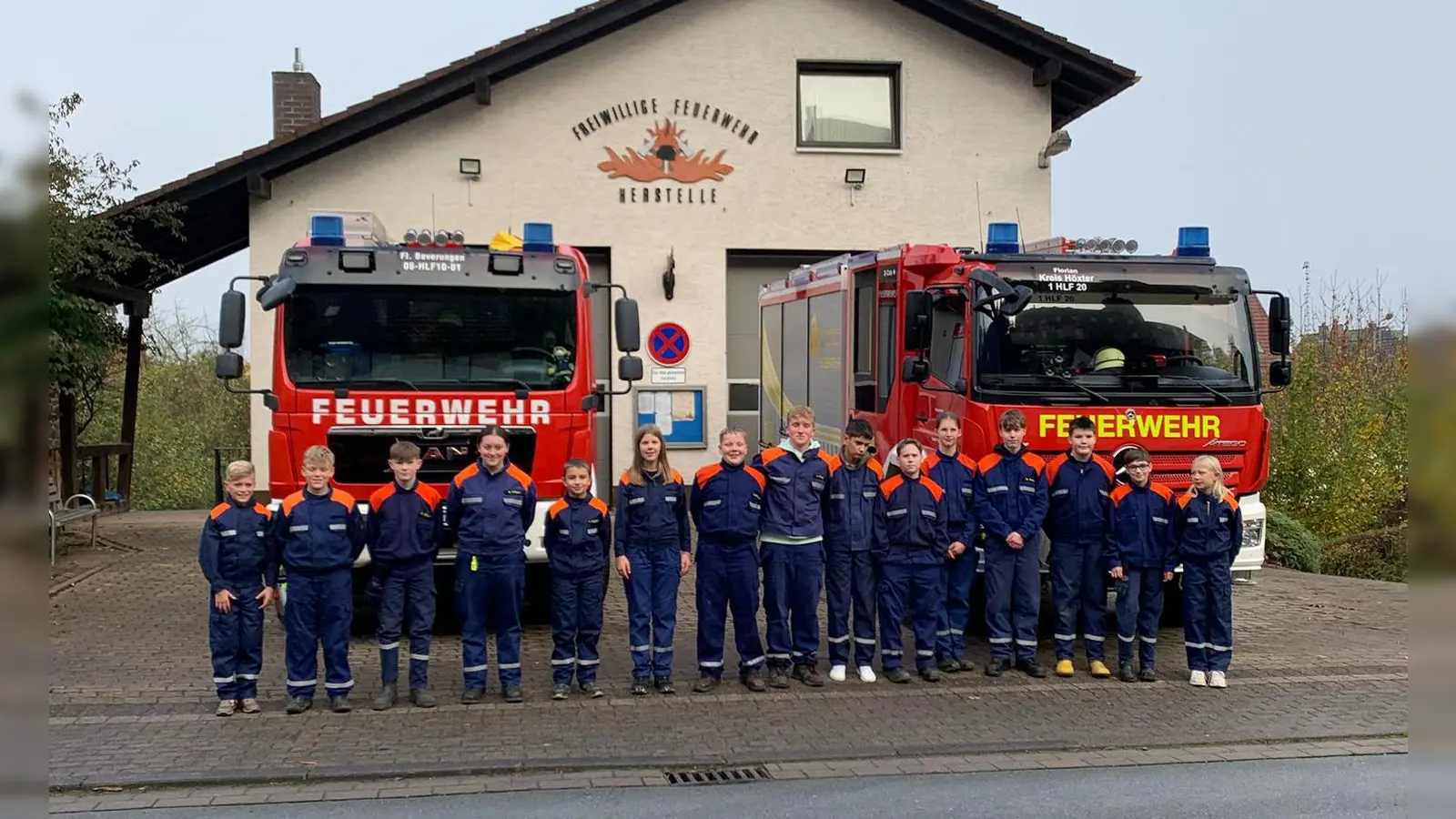 Die „Berufsfeuerwehrleute”: Jugendliche aus der Jugendfeuerwehr und der Kinderfeuerwehr aus Herstelle (Foto: FFW Herstelle)