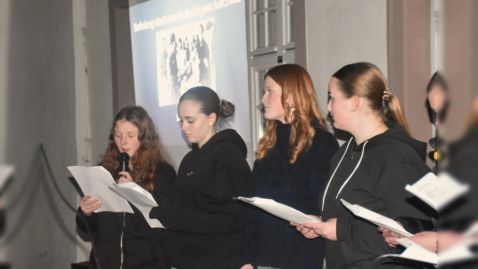 Schülerinnen der Toleranz-AG verlasen Augenzeugenberichte und regten zum Nachdenken und Handeln an.  (Foto: Barbara Siebrecht)