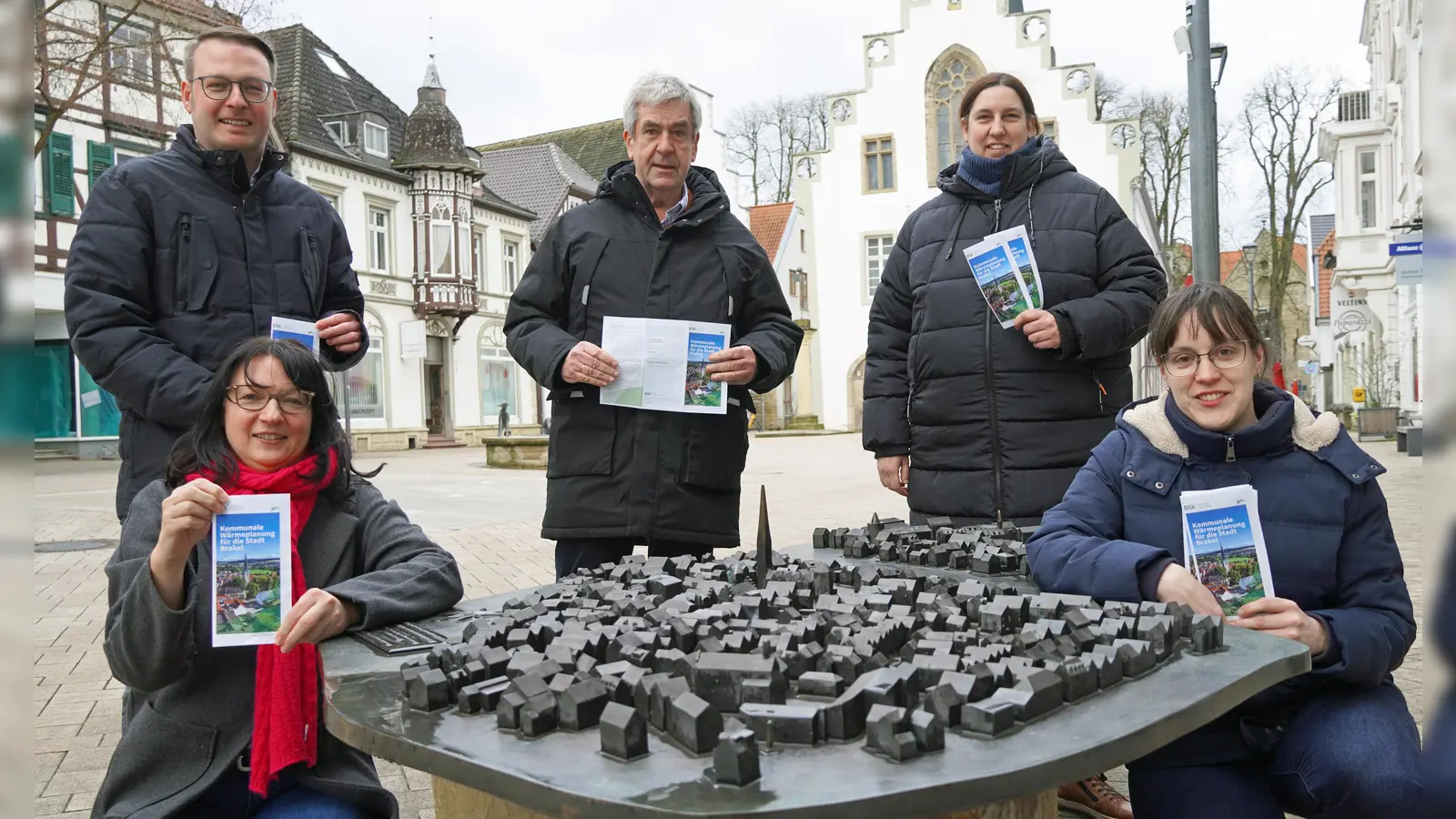 Planung für eine nachhaltige Zukunft (v.l.): Alexander Kleinschmidt (Allgemeiner Vertreter des Bürgermeisters), Ines Koßmann (Leiterin des Fachbereichs Planen und Bauen), Bürgermeister Hermann Temme sowie Verena Potthast und Christiane Hecker vom Bauamt der Stadt Brakel. (Foto: Stadt Brakel)