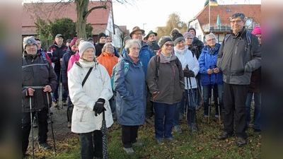 Am Zielort Friedrichsthal informierte der Geschichtsverein Westuffeln über die Gründung des Ortes im Jahr 1777. <br><br>  (Foto: B. Berndt)