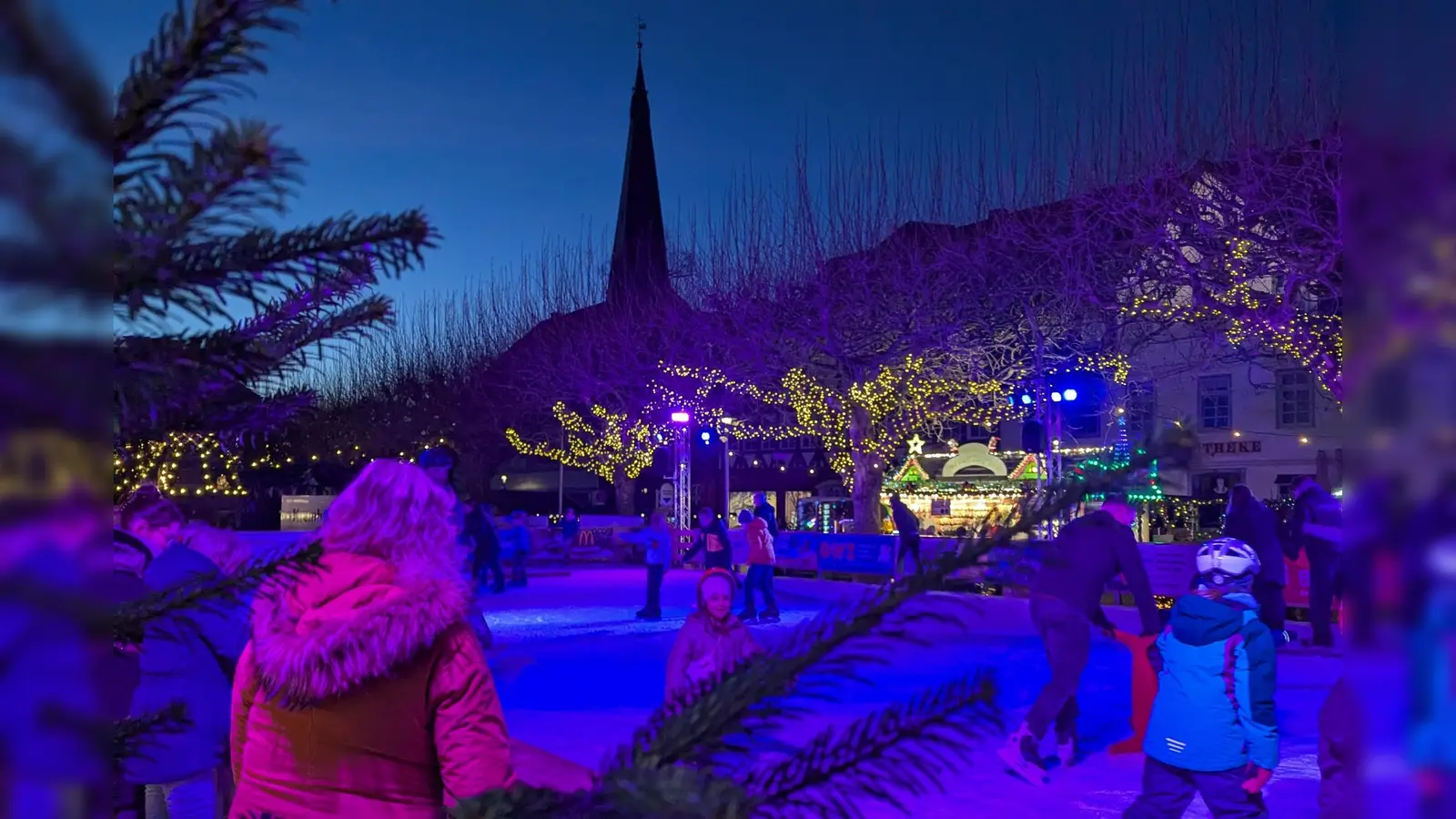 Ein letztes Mal Eisvergnügen auf dem Holzmindener Weihnachtsmarkt. (Foto: Stadtmarketing Holzminden)