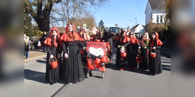 Schnappschüsse vom Rosenmontagszug in Beverungen 2025 (Foto: Barbara Siebrecht)