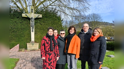 Auf dem Ottberger Friedhof trafen sich (v.l.) Barbara Rüstemeier (Ortsausschussvorsitzende), Christin Güth, Katja Rikus, Katrin Schlüter, Simona Schlüter-Stockmeier ( „Team Ottbergen”) und Bernhard Föckel (Ortsheimatpfleger). Das Kreuz im Hintergrund erinnert an die Opfer des Zweiten Weltkrieges. (Foto: Iris Spieker-Siebrecht)