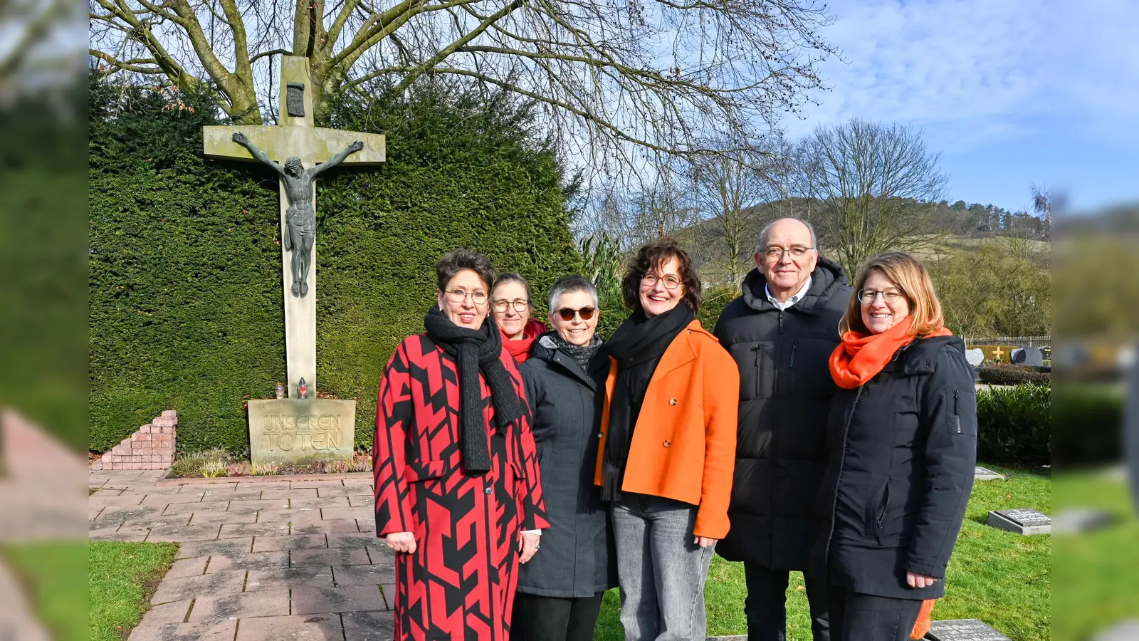 Auf dem Ottberger Friedhof trafen sich (v.l.) Barbara Rüstemeier (Ortsausschussvorsitzende), Christin Güth, Katja Rikus, Katrin Schlüter, Simona Schlüter-Stockmeier ( „Team Ottbergen”) und Bernhard Föckel (Ortsheimatpfleger). Das Kreuz im Hintergrund erinnert an die Opfer des Zweiten Weltkrieges. (Foto: Iris Spieker-Siebrecht)